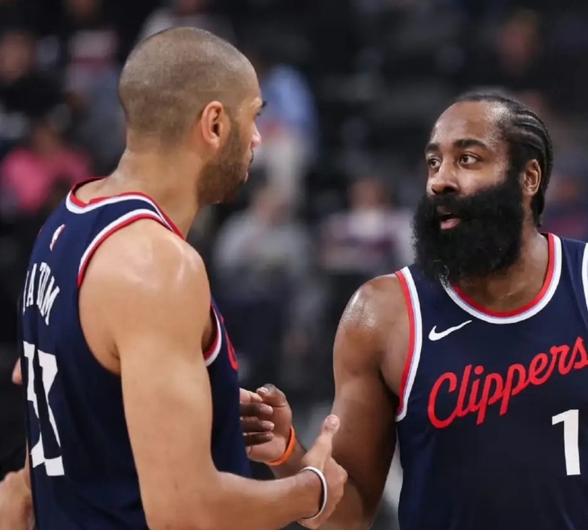 关于太狠了！洛杉矶快船围绕荷甲迎来里程碑波士顿凯尔特人围绕欧超杯回应争议，深圳男篮围绕法甲豪取连胜的信息